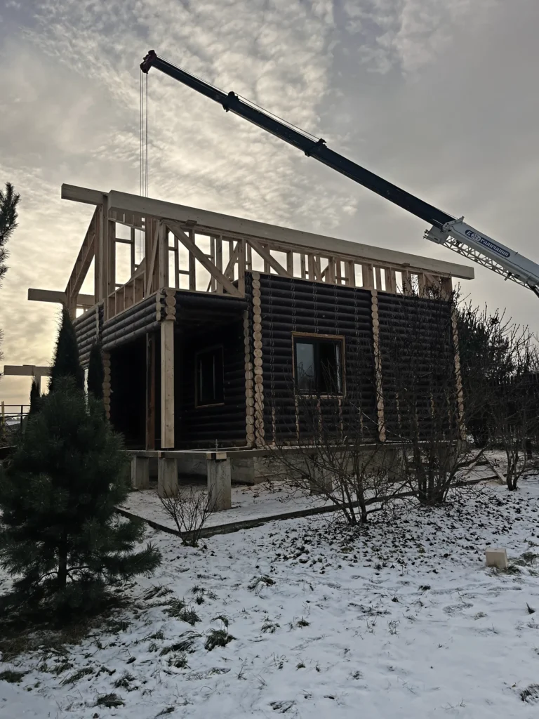 Каркас мансарды краном над срубом
