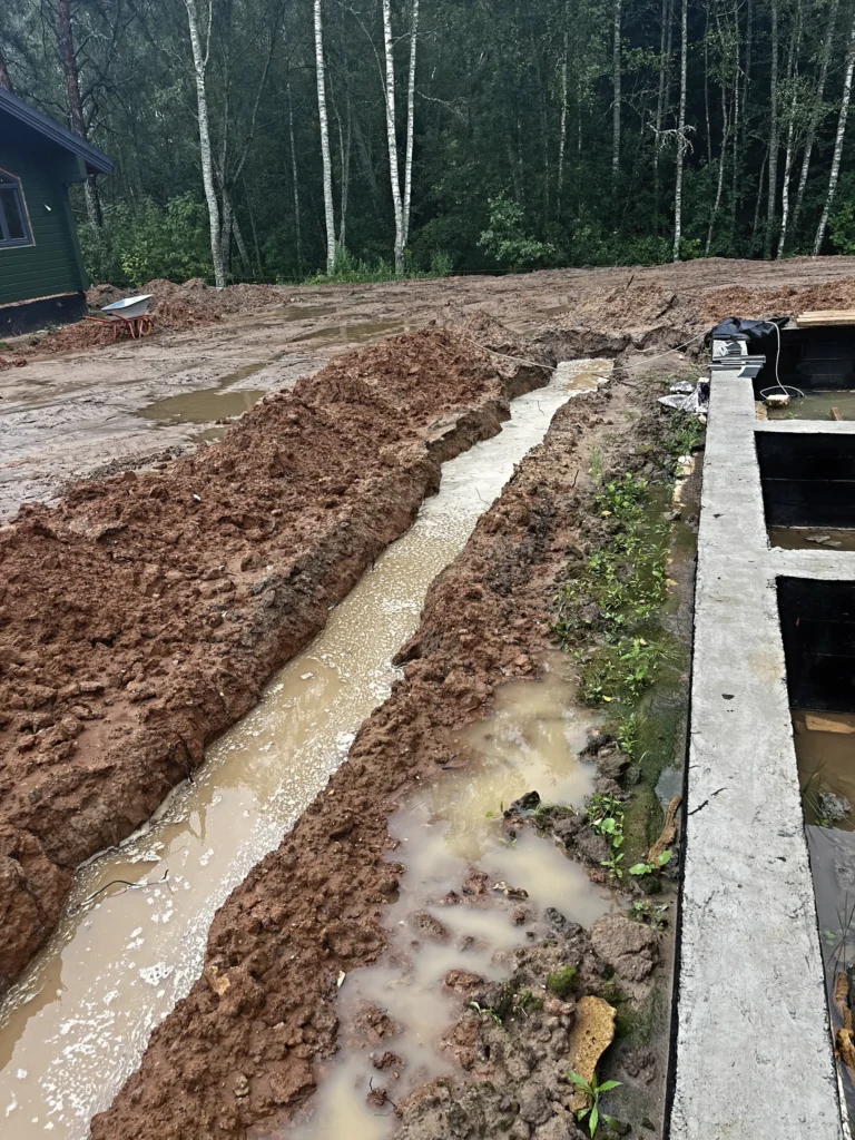 Траншея с водой вдоль фундамента — Симферопольское шоссе