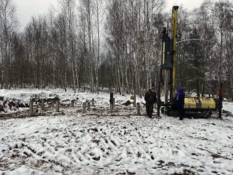 Буровая установка и бригада на устройстве свайного фундамента — Симферопольское шоссе